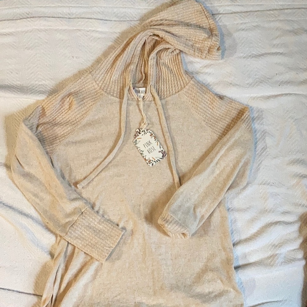Beige sweatshirt with waffle cut sleeves.